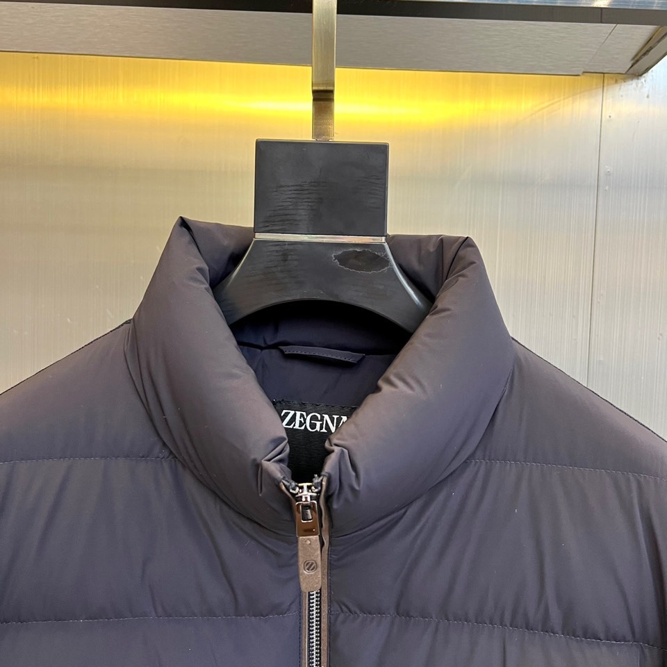 Zegna杰尼亚、2025秋冬新品立领羽绒服，立领设计搭配精密拉链开合系统。创新采用羽绒与针织拼接结构：