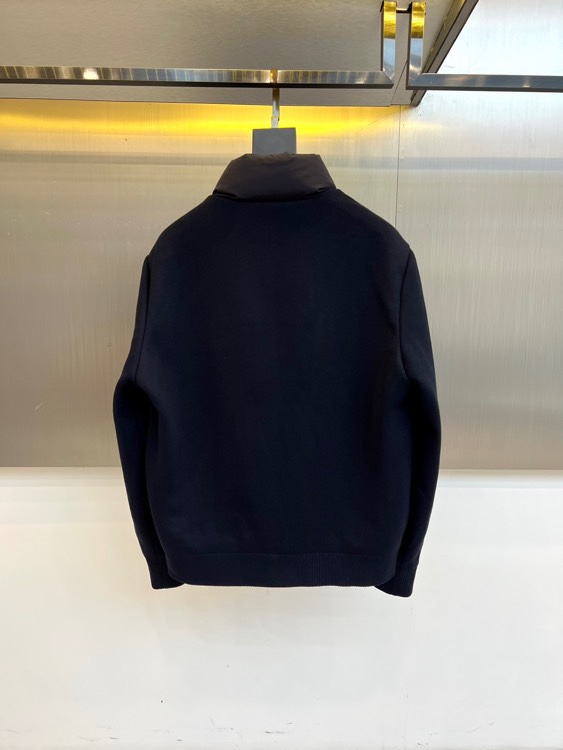 Zegna杰尼亚、2025秋冬新品立领羽绒服，立领设计搭配精密拉链开合系统。创新采用羽绒与针织拼接结构：