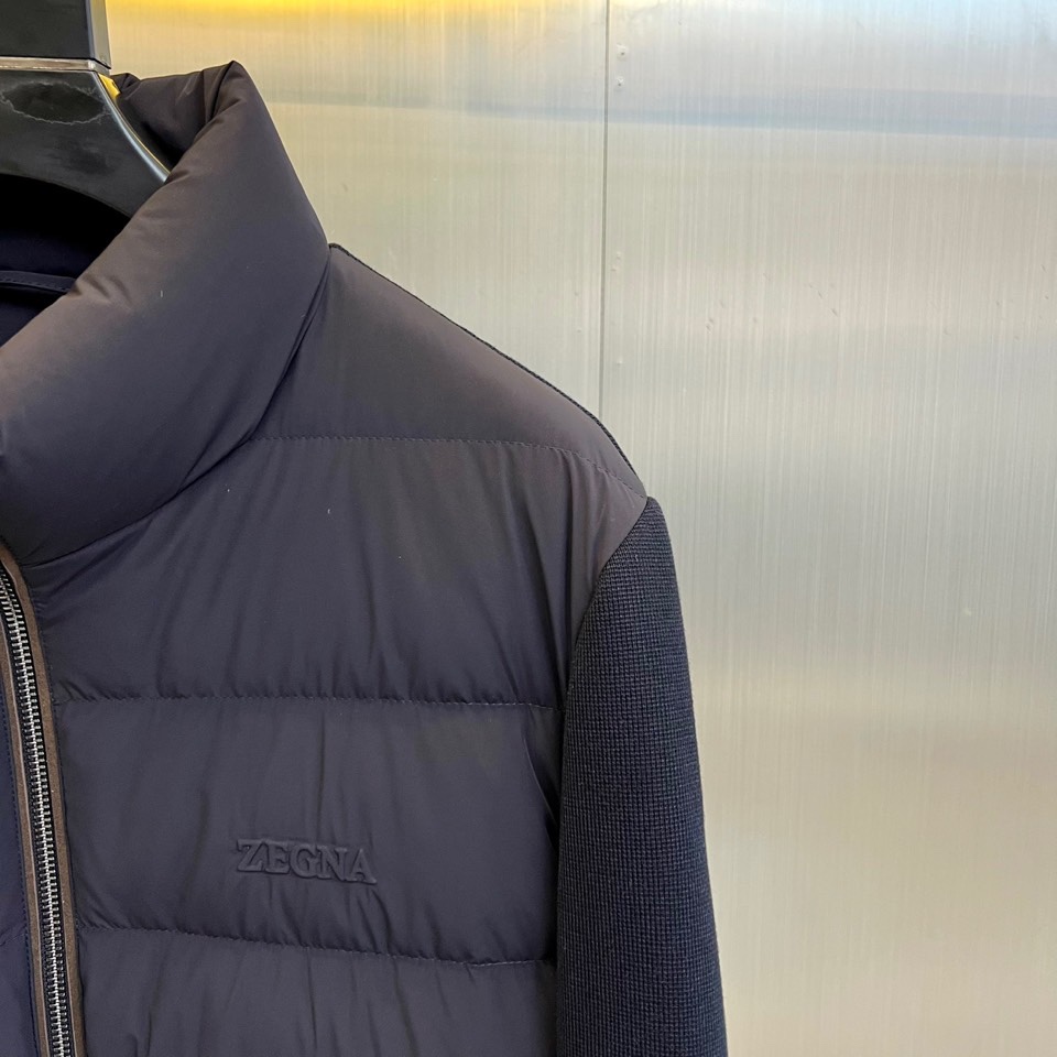 Zegna杰尼亚、2025秋冬新品立领羽绒服，立领设计搭配精密拉链开合系统。创新采用羽绒与针织拼接结构：