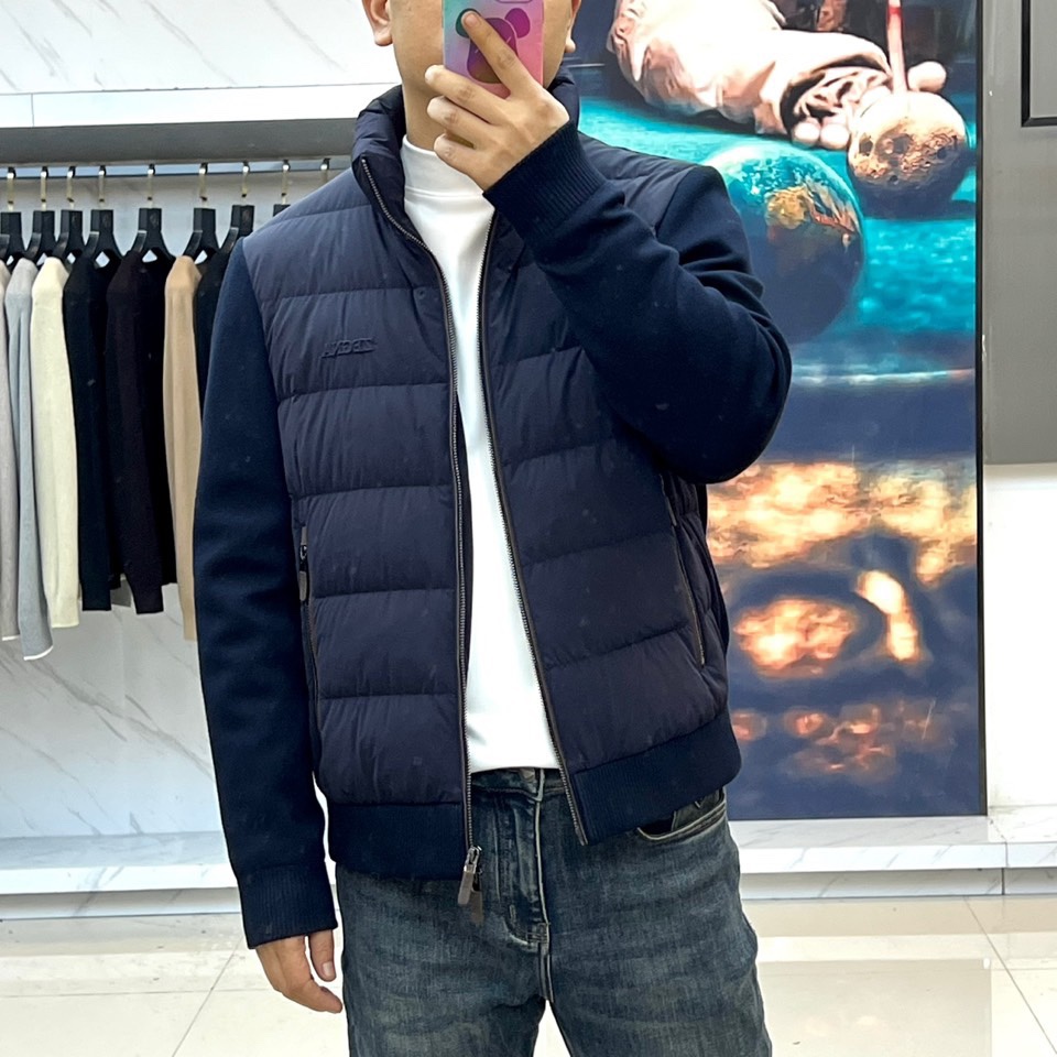 Zegna杰尼亚、2025秋冬新品立领羽绒服，立领设计搭配精密拉链开合系统。创新采用羽绒与针织拼接结构：