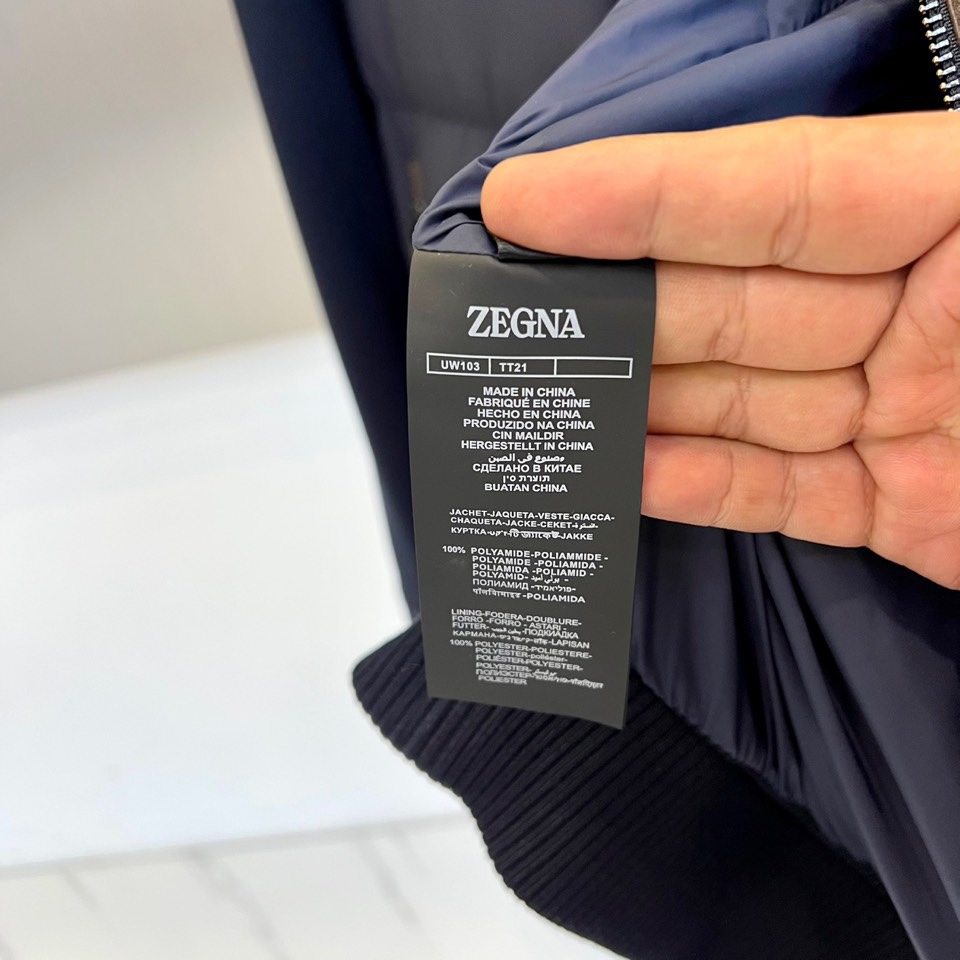 Zegna杰尼亚、2025秋冬新品立领羽绒服，立领设计搭配精密拉链开合系统。创新采用羽绒与针织拼接结构：