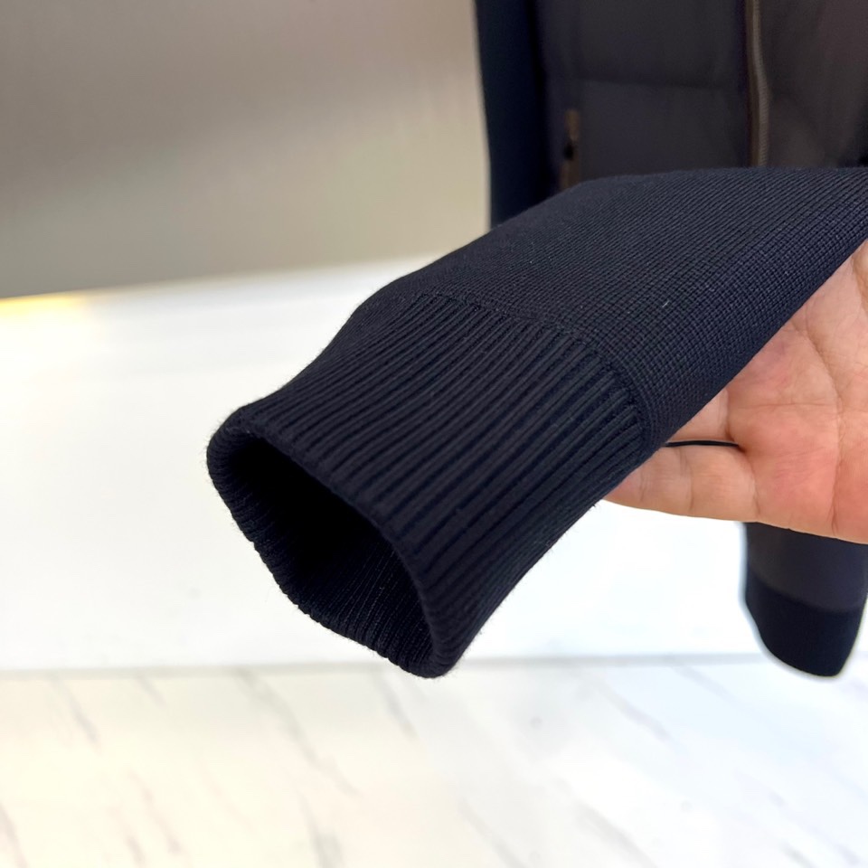 Zegna杰尼亚、2025秋冬新品立领羽绒服，立领设计搭配精密拉链开合系统。创新采用羽绒与针织拼接结构：