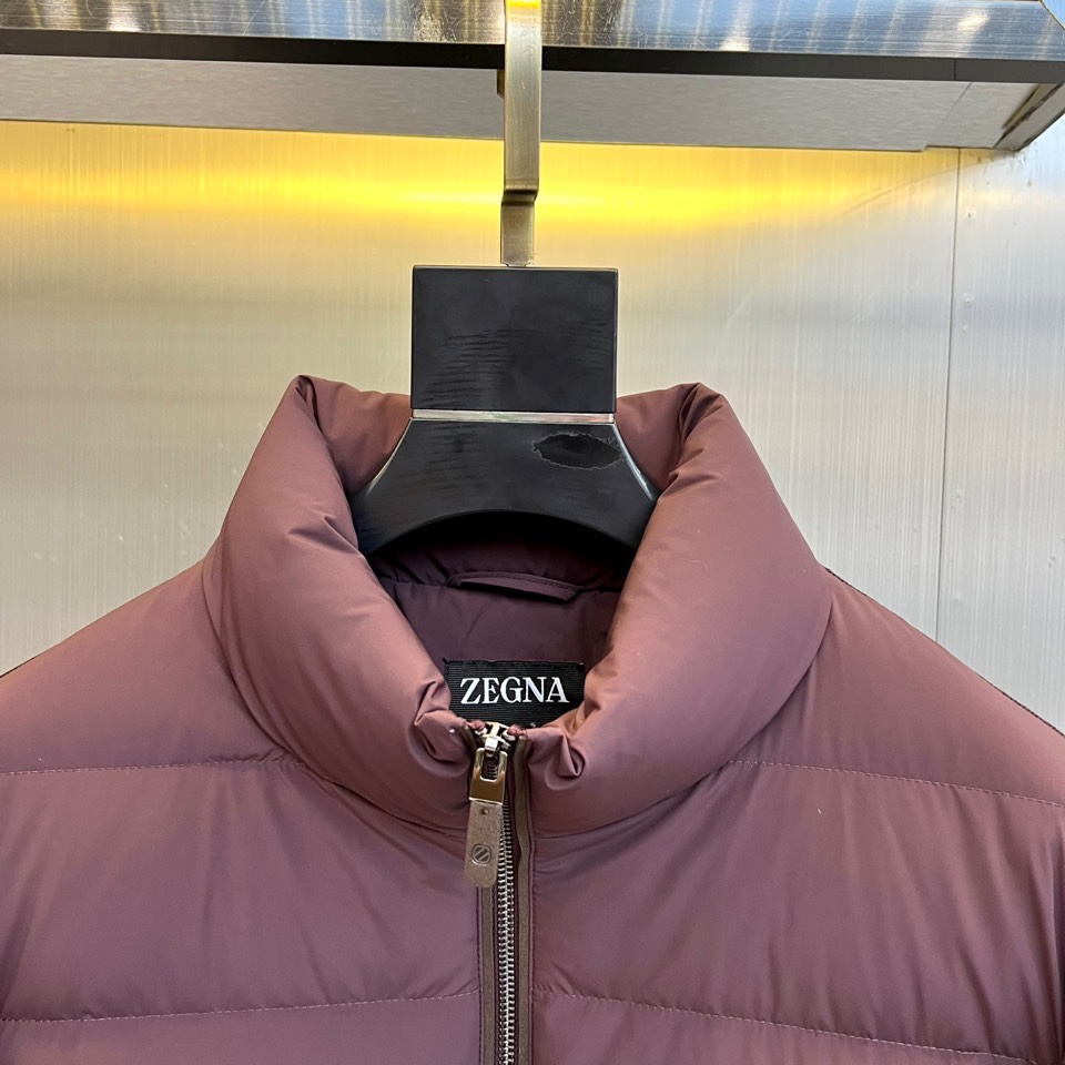 Zegna杰尼亚、2025秋冬新品立领羽绒服，立领设计搭配精密拉链开合系统。创新采用羽绒与针织拼接结构：