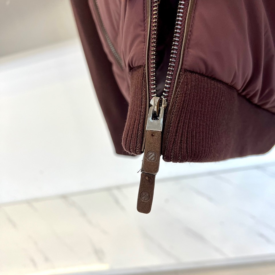 Zegna杰尼亚、2025秋冬新品立领羽绒服，立领设计搭配精密拉链开合系统。创新采用羽绒与针织拼接结构：