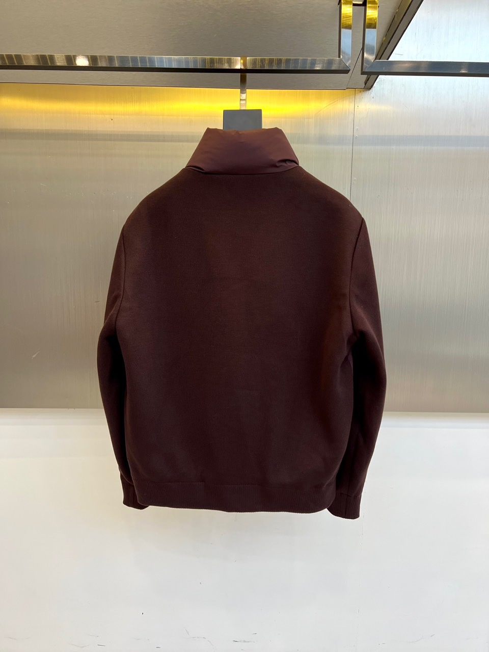 Zegna杰尼亚、2025秋冬新品立领羽绒服，立领设计搭配精密拉链开合系统。创新采用羽绒与针织拼接结构：