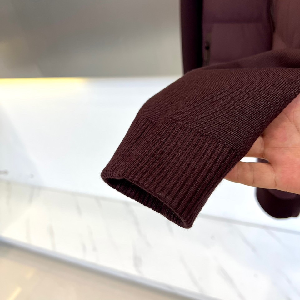 Zegna杰尼亚、2025秋冬新品立领羽绒服，立领设计搭配精密拉链开合系统。创新采用羽绒与针织拼接结构：