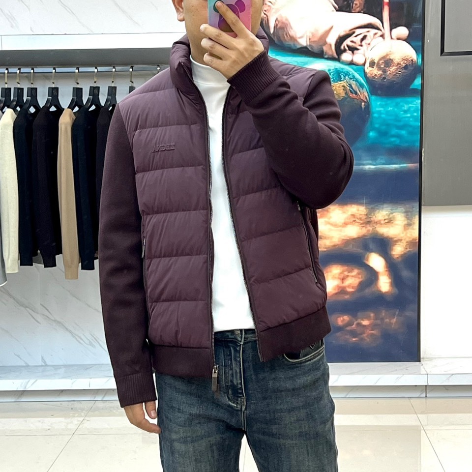 Zegna杰尼亚、2025秋冬新品立领羽绒服，立领设计搭配精密拉链开合系统。创新采用羽绒与针织拼接结构：