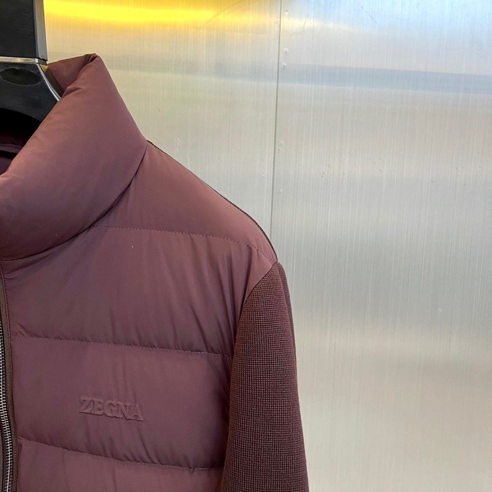 Zegna杰尼亚、2025秋冬新品立领羽绒服，立领设计搭配精密拉链开合系统。创新采用羽绒与针织拼接结构：