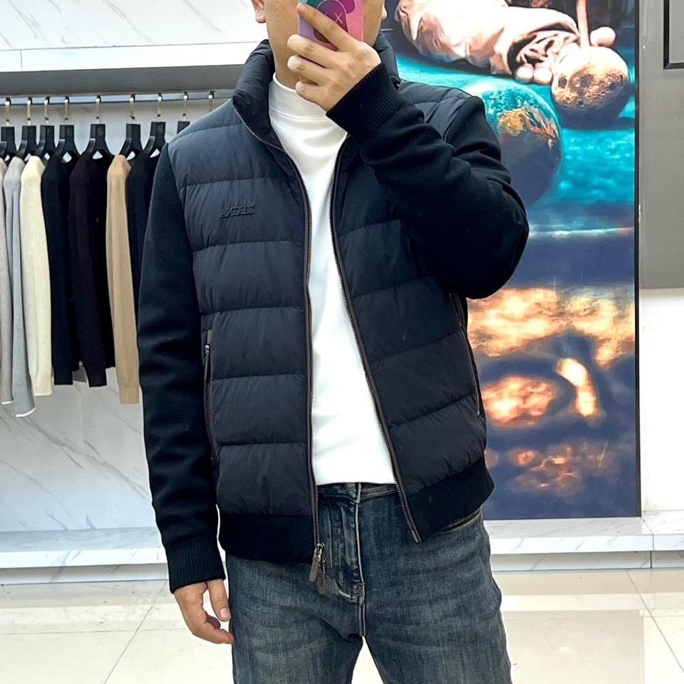 Zegna杰尼亚、2025秋冬新品立领羽绒服，立领设计搭配精密拉链开合系统。创新采用羽绒与针织拼接结构：