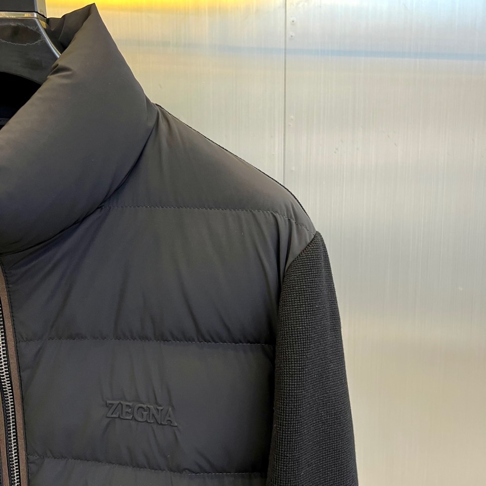 Zegna杰尼亚、2025秋冬新品立领羽绒服，立领设计搭配精密拉链开合系统。创新采用羽绒与针织拼接结构：