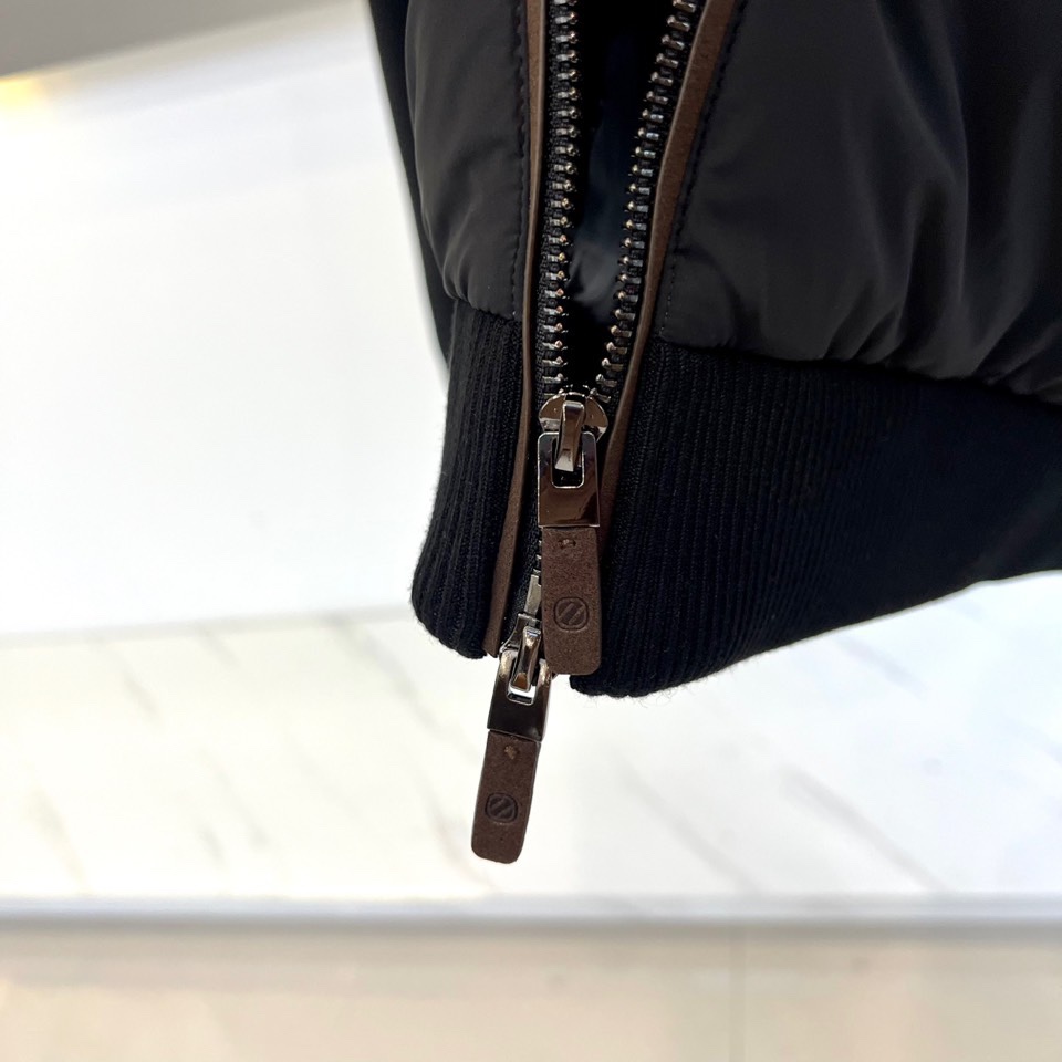 Zegna杰尼亚、2025秋冬新品立领羽绒服，立领设计搭配精密拉链开合系统。创新采用羽绒与针织拼接结构：