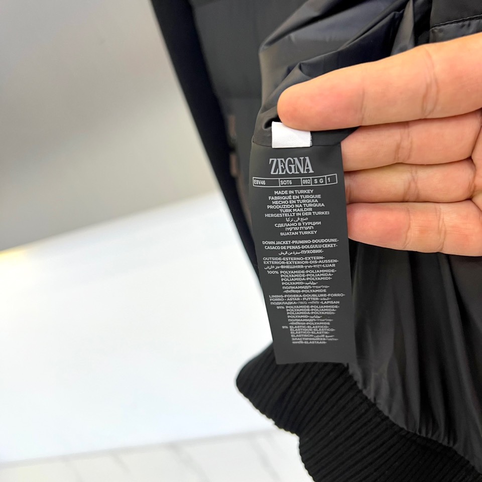 Zegna杰尼亚、2025秋冬新品立领羽绒服，立领设计搭配精密拉链开合系统。创新采用羽绒与针织拼接结构：