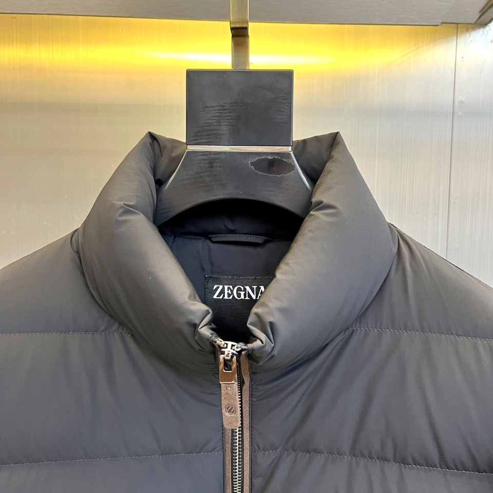 Zegna杰尼亚、2025秋冬新品立领羽绒服，立领设计搭配精密拉链开合系统。创新采用羽绒与针织拼接结构：