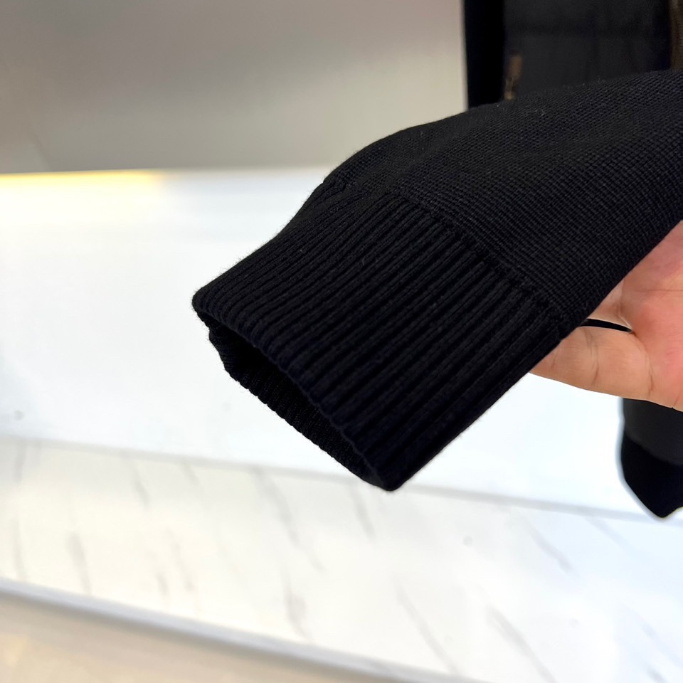 Zegna杰尼亚、2025秋冬新品立领羽绒服，立领设计搭配精密拉链开合系统。创新采用羽绒与针织拼接结构：