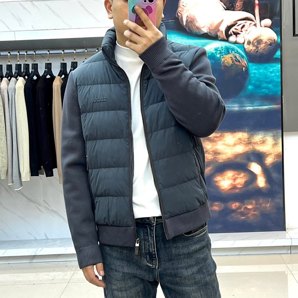 Zegna杰尼亚、2025秋冬新品立领羽绒服，立领设计搭配精密拉链开合系统。创新采用羽绒与针织拼接结构：