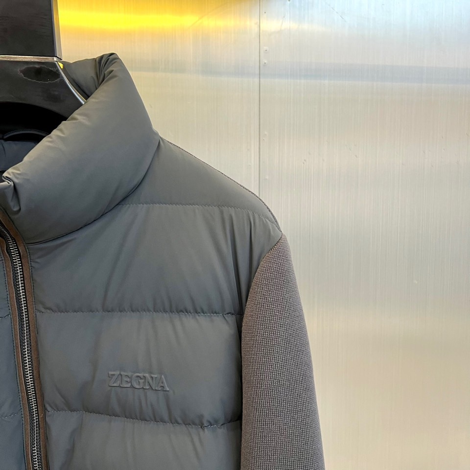 Zegna杰尼亚、2025秋冬新品立领羽绒服，立领设计搭配精密拉链开合系统。创新采用羽绒与针织拼接结构：