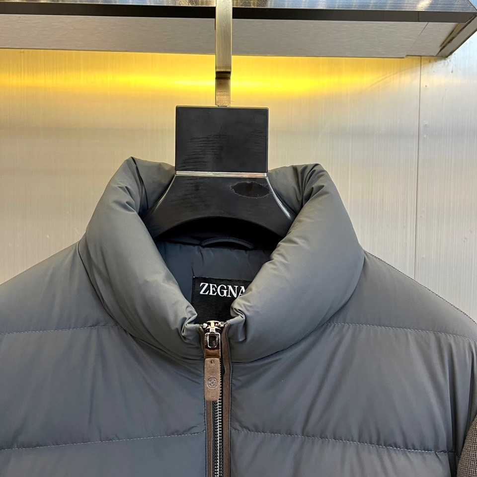 Zegna杰尼亚、2025秋冬新品立领羽绒服，立领设计搭配精密拉链开合系统。创新采用羽绒与针织拼接结构：