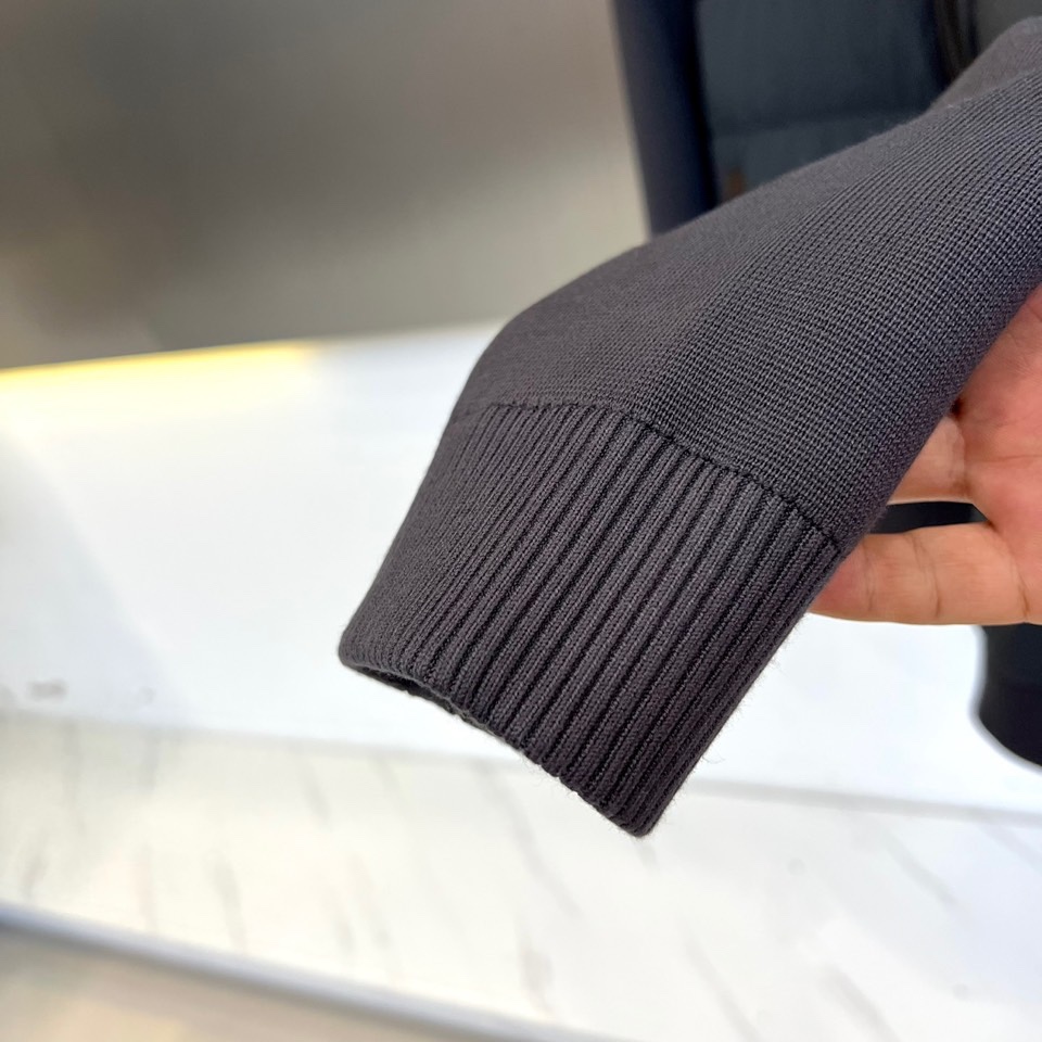 Zegna杰尼亚、2025秋冬新品立领羽绒服，立领设计搭配精密拉链开合系统。创新采用羽绒与针织拼接结构：