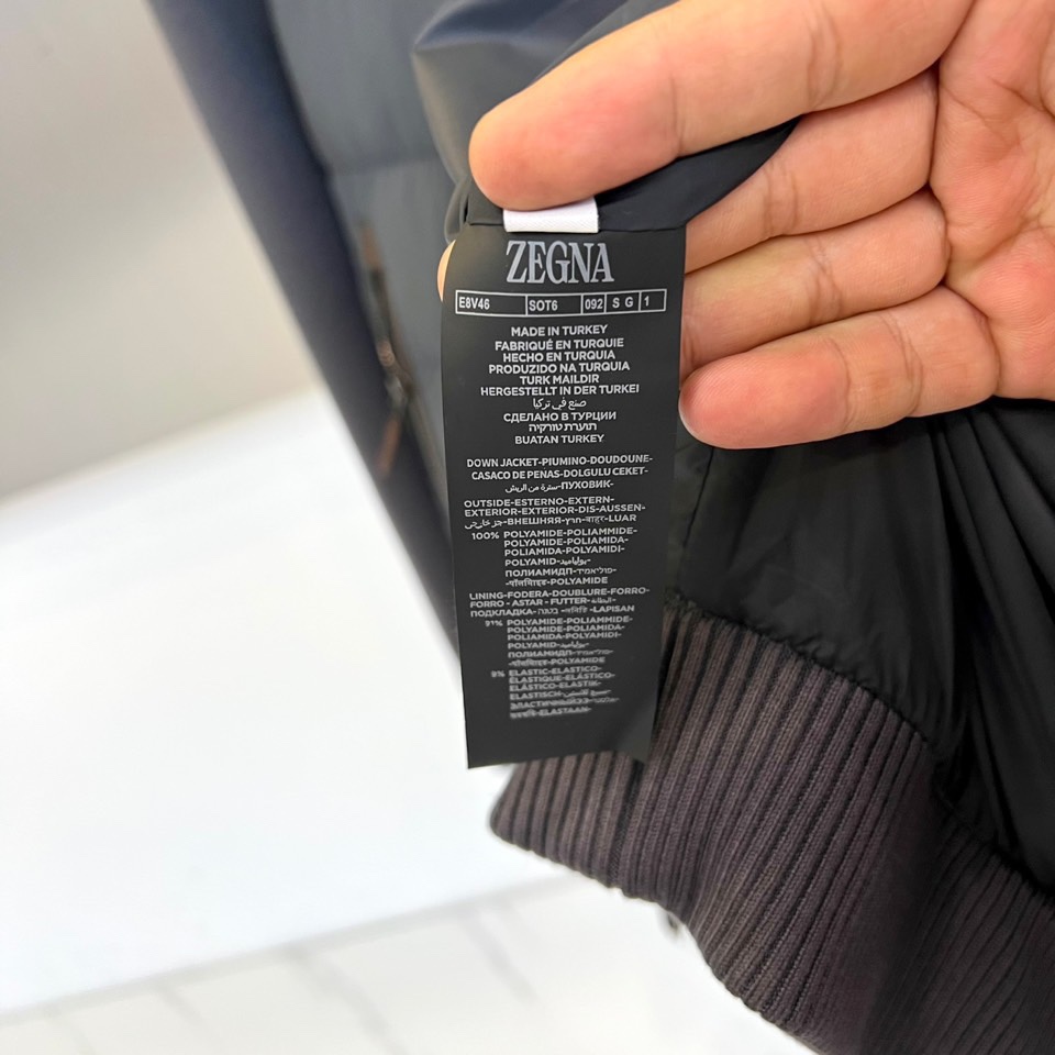 Zegna杰尼亚、2025秋冬新品立领羽绒服，立领设计搭配精密拉链开合系统。创新采用羽绒与针织拼接结构：