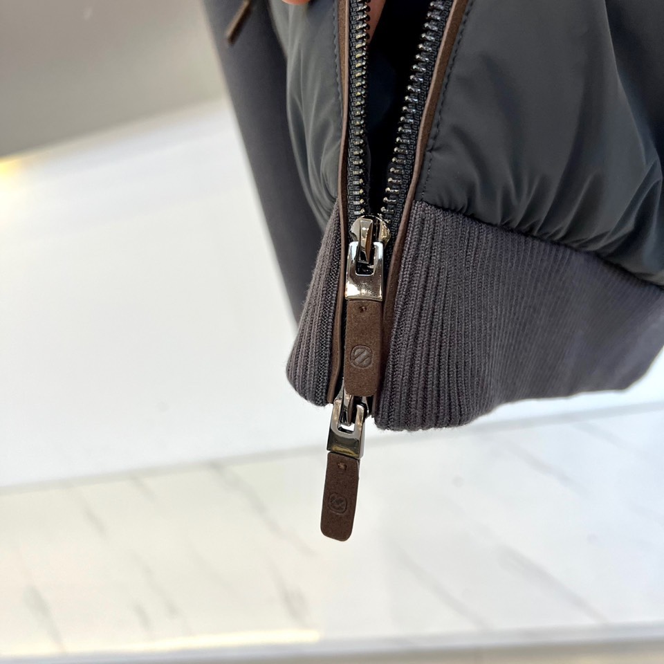 Zegna杰尼亚、2025秋冬新品立领羽绒服，立领设计搭配精密拉链开合系统。创新采用羽绒与针织拼接结构：