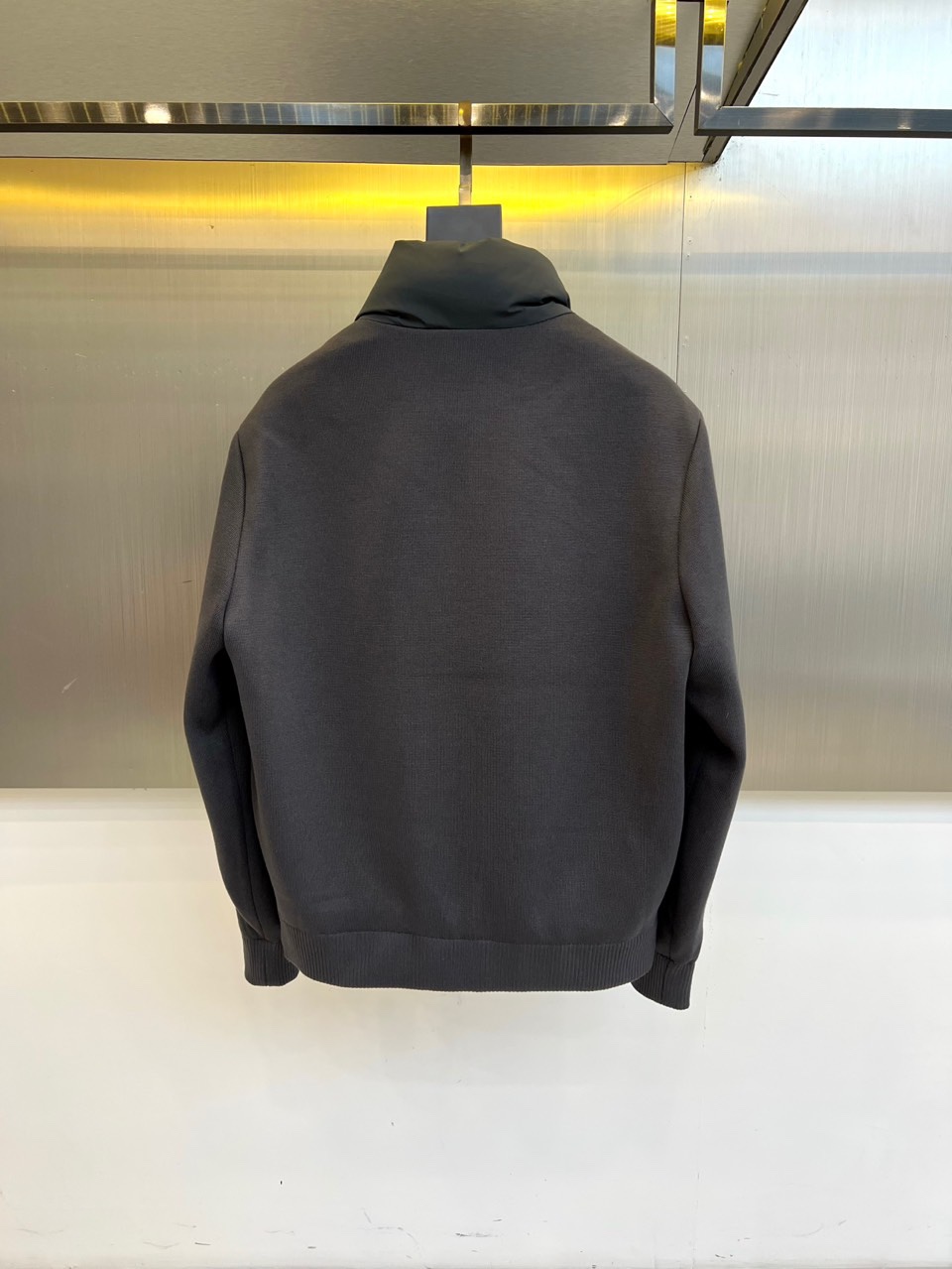 Zegna杰尼亚、2025秋冬新品立领羽绒服，立领设计搭配精密拉链开合系统。创新采用羽绒与针织拼接结构：