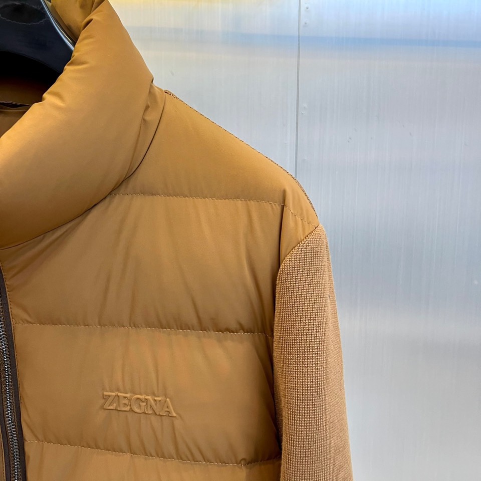 Zegna杰尼亚、2025秋冬新品立领羽绒服，立领设计搭配精密拉链开合系统。创新采用羽绒与针织拼接结构：