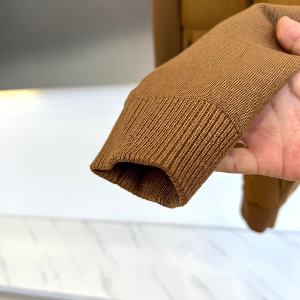 Zegna杰尼亚、2025秋冬新品立领羽绒服，立领设计搭配精密拉链开合系统。创新采用羽绒与针织拼接结构：