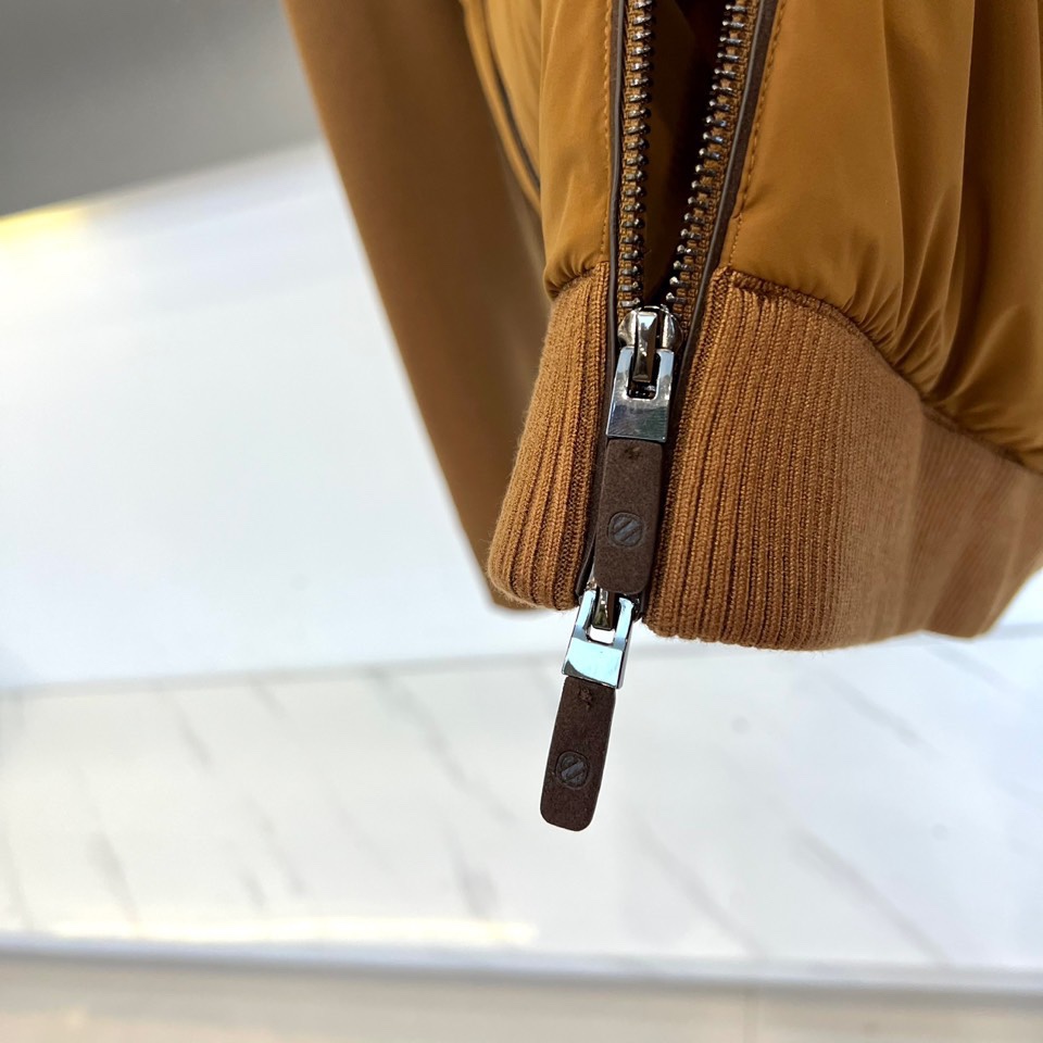 Zegna杰尼亚、2025秋冬新品立领羽绒服，立领设计搭配精密拉链开合系统。创新采用羽绒与针织拼接结构：