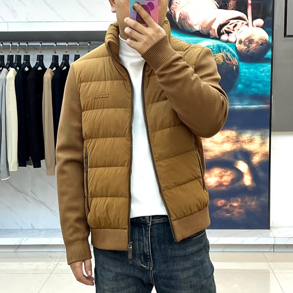 Zegna杰尼亚、2025秋冬新品立领羽绒服，立领设计搭配精密拉链开合系统。创新采用羽绒与针织拼接结构：