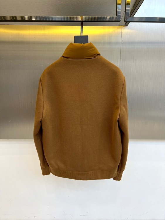 Zegna杰尼亚、2025秋冬新品立领羽绒服，立领设计搭配精密拉链开合系统。创新采用羽绒与针织拼接结构：