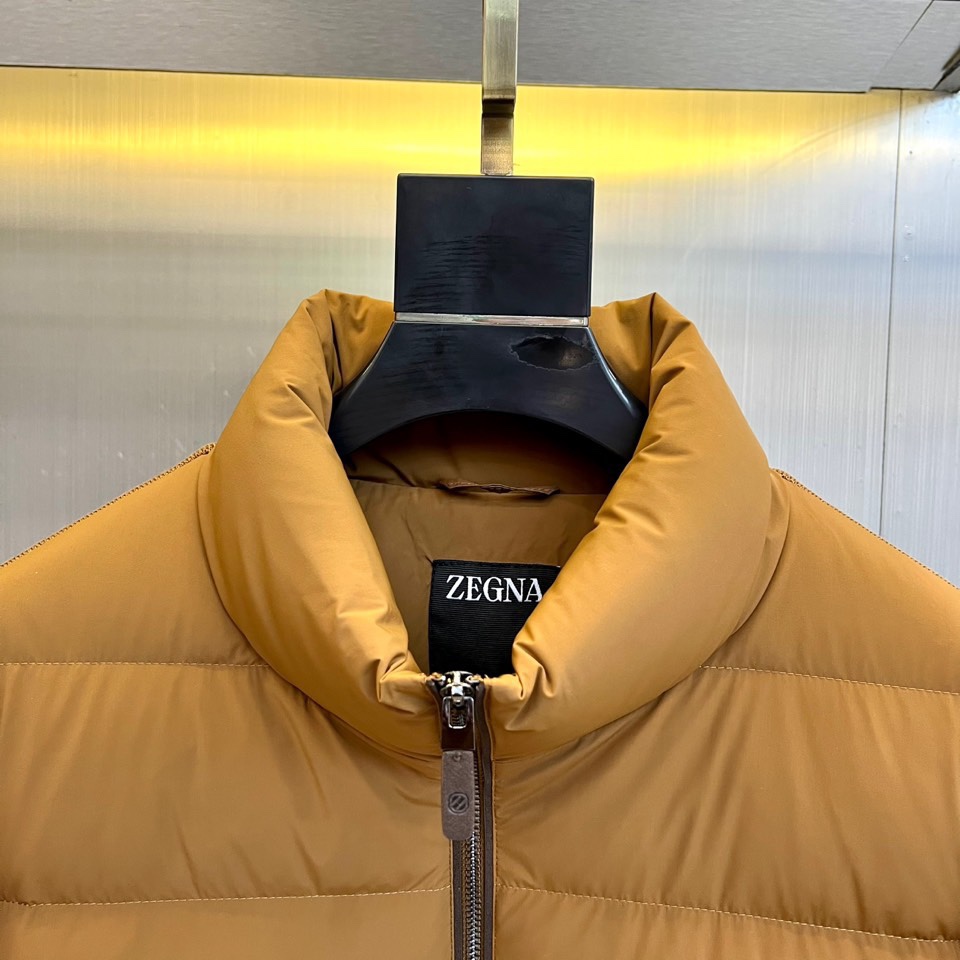 Zegna杰尼亚、2025秋冬新品立领羽绒服，立领设计搭配精密拉链开合系统。创新采用羽绒与针织拼接结构：