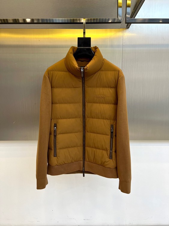 Zegna杰尼亚、2025秋冬新品立领羽绒服，立领设计搭配精密拉链开合系统。创新采用羽绒与针织拼接结构：