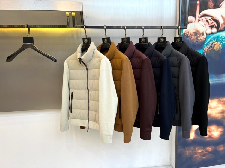 Zegna杰尼亚、2025秋冬新品立领羽绒服，立领设计搭配精密拉链开合系统。创新采用羽绒与针织拼接结构：
