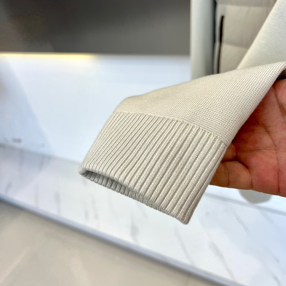 Zegna杰尼亚、2025秋冬新品立领羽绒服，立领设计搭配精密拉链开合系统。创新采用羽绒与针织拼接结构：