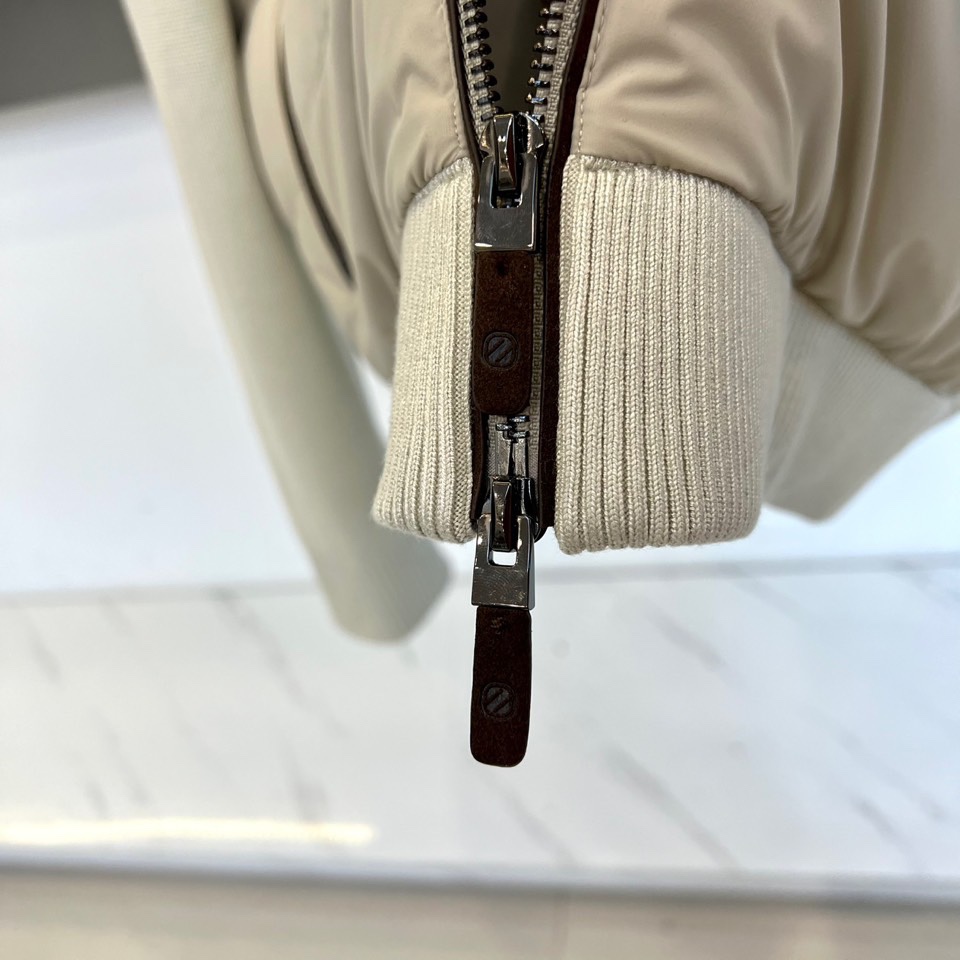 Zegna杰尼亚、2025秋冬新品立领羽绒服，立领设计搭配精密拉链开合系统。创新采用羽绒与针织拼接结构：