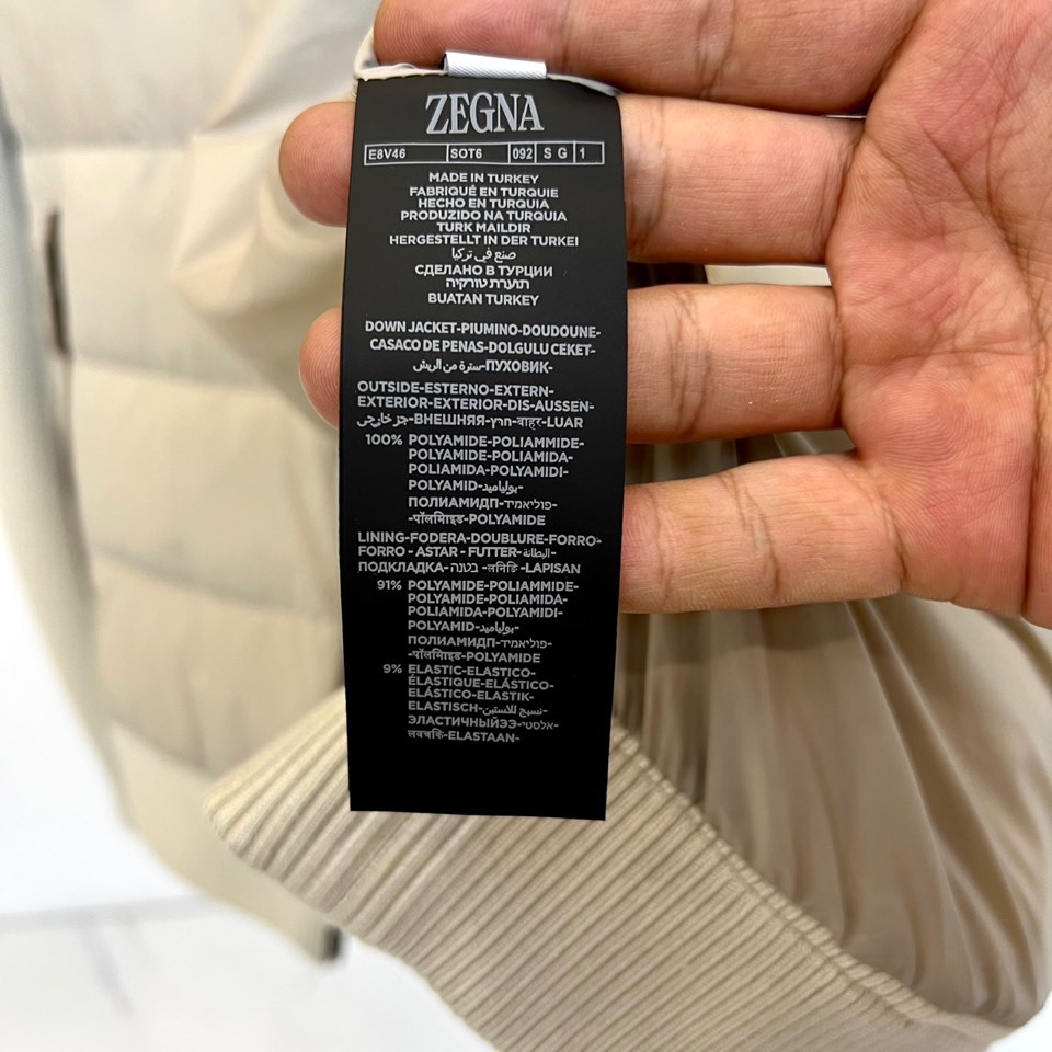 Zegna杰尼亚、2025秋冬新品立领羽绒服，立领设计搭配精密拉链开合系统。创新采用羽绒与针织拼接结构：