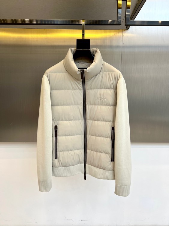 Zegna杰尼亚、2025秋冬新品立领羽绒服，立领设计搭配精密拉链开合系统。创新采用羽绒与针织拼接结构：