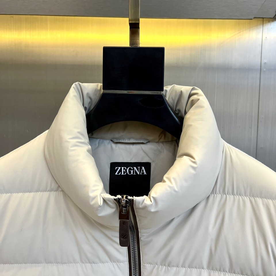 Zegna杰尼亚、2025秋冬新品立领羽绒服，立领设计搭配精密拉链开合系统。创新采用羽绒与针织拼接结构：
