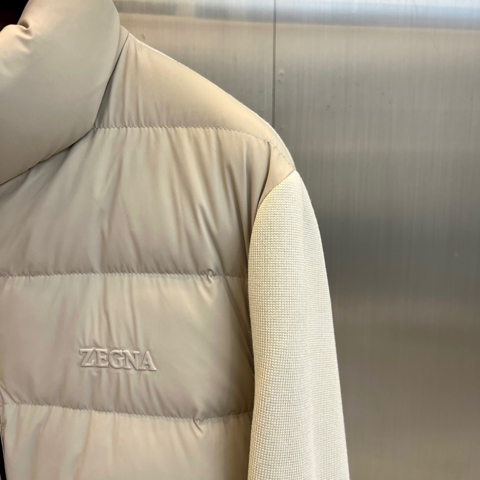 Zegna杰尼亚、2025秋冬新品立领羽绒服，立领设计搭配精密拉链开合系统。创新采用羽绒与针织拼接结构：