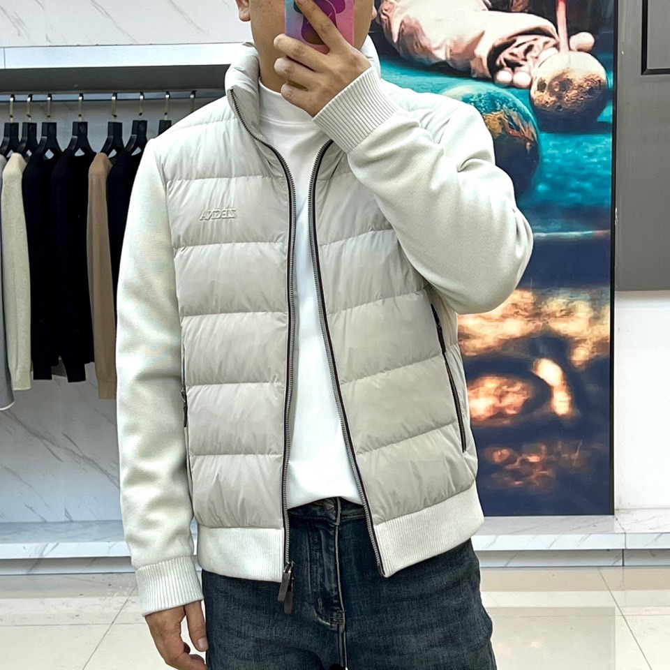 Zegna杰尼亚、2025秋冬新品立领羽绒服，立领设计搭配精密拉链开合系统。创新采用羽绒与针织拼接结构：