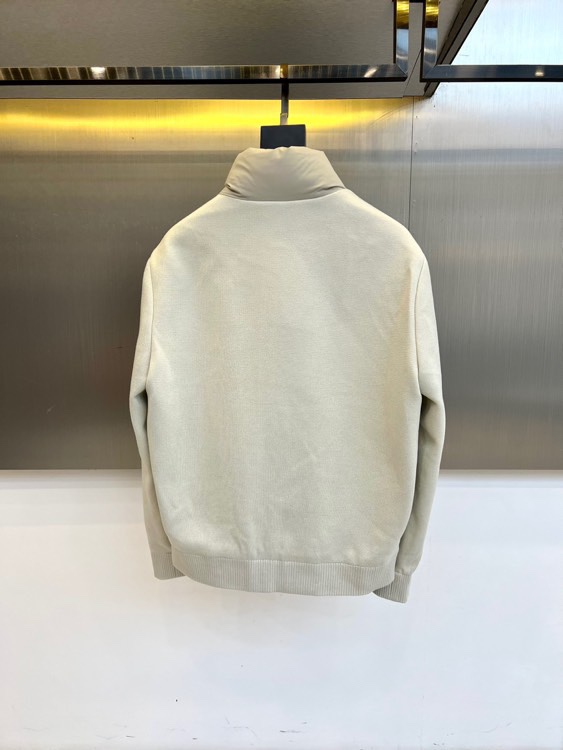 Zegna杰尼亚、2025秋冬新品立领羽绒服，立领设计搭配精密拉链开合系统。创新采用羽绒与针织拼接结构：