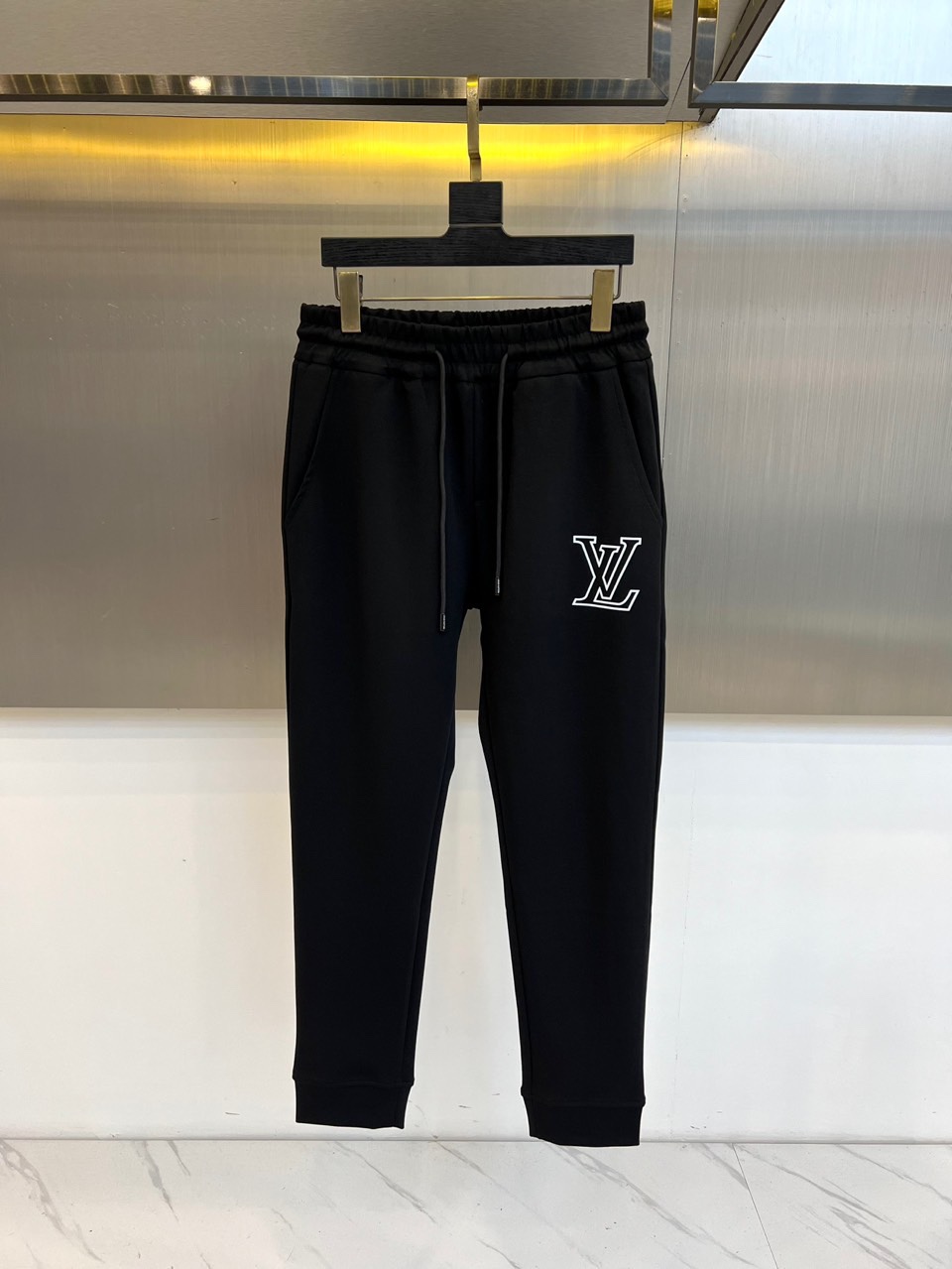 1v威登、 2025s秋冬新款空气层棉质抽绳卫裤，男士经典印花徽标时尚运动休闲抽绳卫裤！采用客供进口26