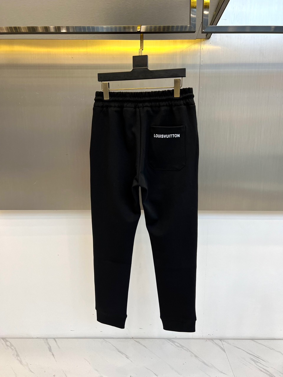 1v威登、 2025s秋冬新款空气层棉质抽绳卫裤，男士经典印花徽标时尚运动休闲抽绳卫裤！采用客供进口26