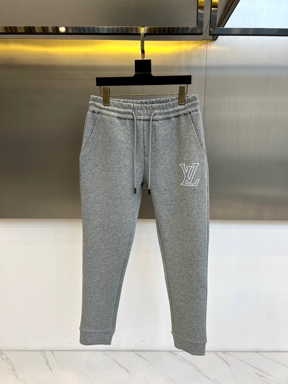 1v威登、 2025s秋冬新款空气层棉质抽绳卫裤，男士经典印花徽标时尚运动休闲抽绳卫裤！采用客供进口26