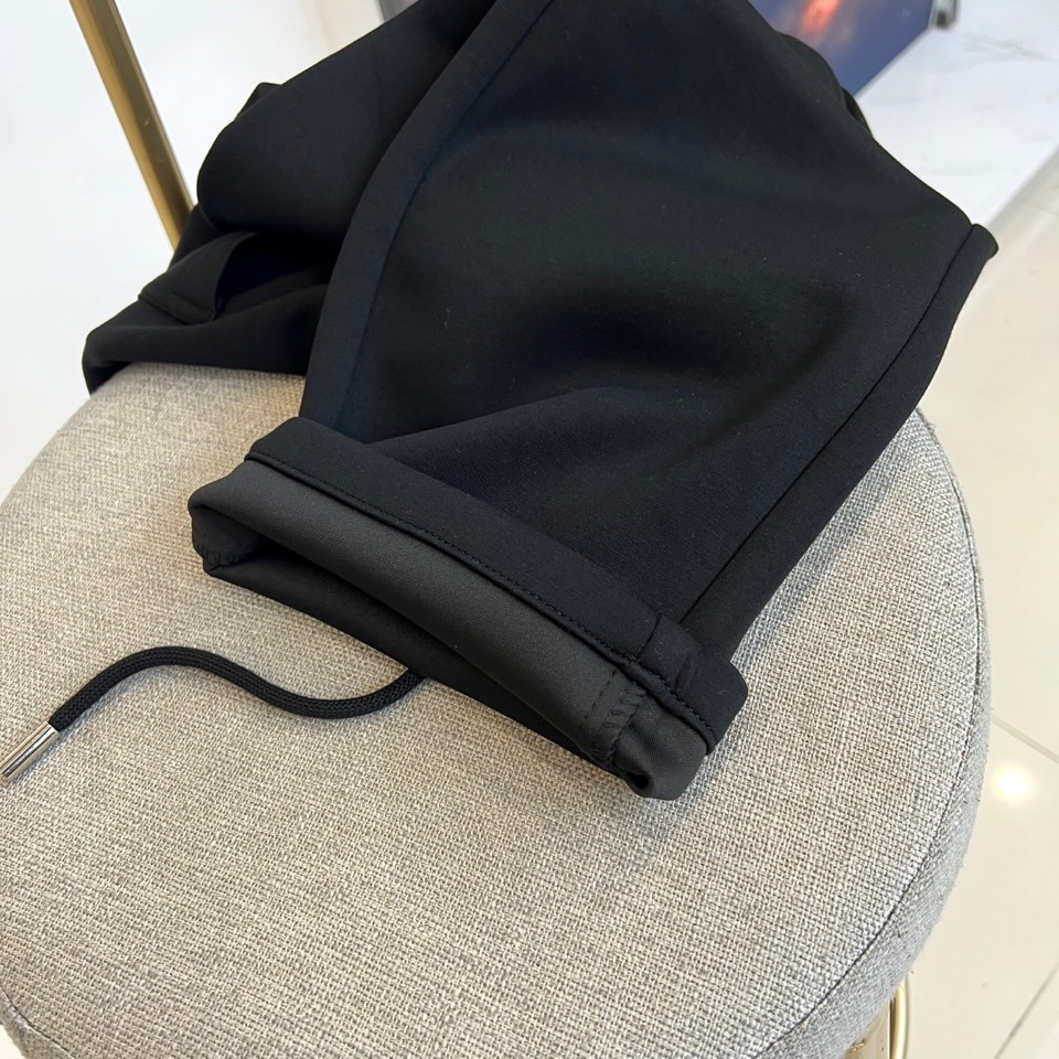 1v威登、2025秋冬新品黑色休闲长裤，以经典直筒廓形诠释现代都市美学。款式采用弹性抽绳腰头设计，搭配便