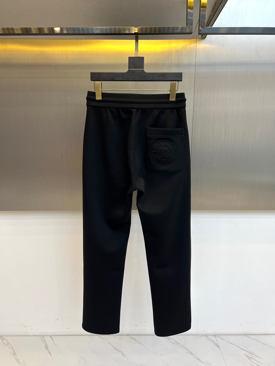 1v威登、2025秋冬新品黑色休闲长裤，以经典直筒廓形诠释现代都市美学。款式采用弹性抽绳腰头设计，搭配便