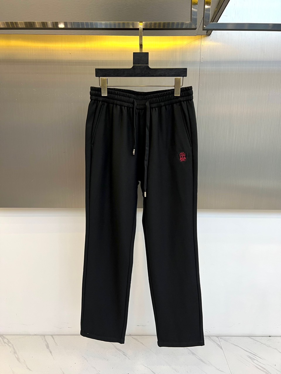 BC-2025秋冬新品 BRUNELLO CUCINELLI休闲裤，松紧腰头搭配同色系抽绳设计，两侧斜插