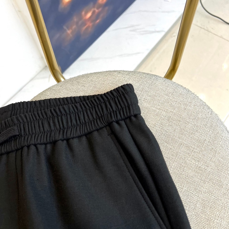 BC-2025秋冬新品 BRUNELLO CUCINELLI休闲裤，松紧腰头搭配同色系抽绳设计，两侧斜插