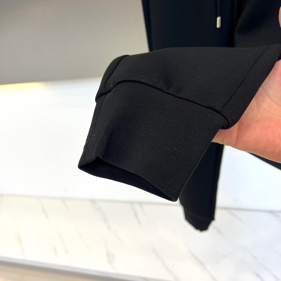 Dio迪奥、2025秋冬新品男士休闲裤以经典黑色演绎现代绅士风尚。这款长裤采用修身直筒剪裁，腰部配备可调