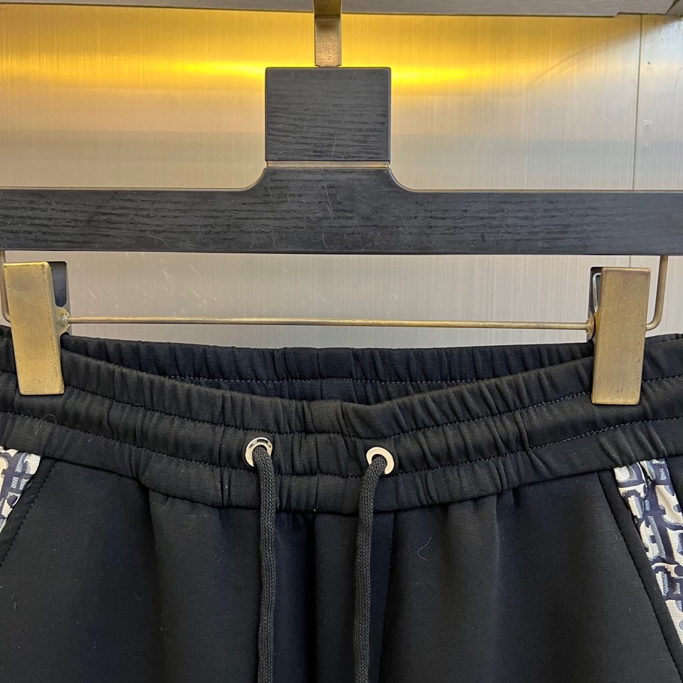 Dio迪奥、2025秋冬新品男士休闲裤以经典黑色演绎现代绅士风尚。这款长裤采用修身直筒剪裁，腰部配备可调